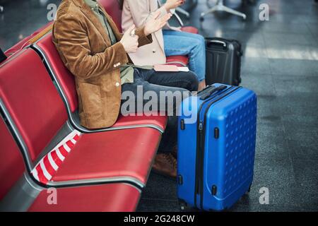 Homme passager utilisant un désinfectant pour les mains à l'aéroport Banque D'Images