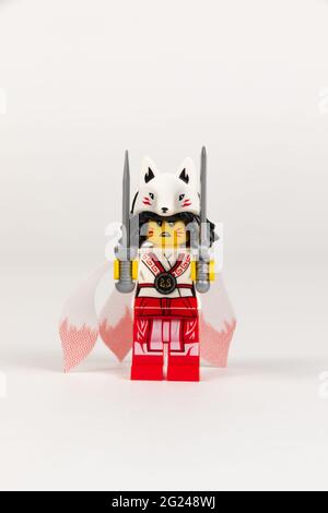 Ekaterinbourg. Russie. 04.08.2021. Jouet héros loup werewolf Akita avec deux épées d'un ensemble de lego ninjago sur fond blanc. Gros plan. Sélectif Banque D'Images