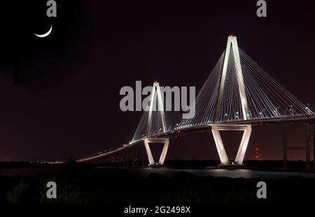 États-Unis, Caroline du Sud, Mount Pleasant, pont Arthur Ravenel Jr illuminé la nuit Banque D'Images