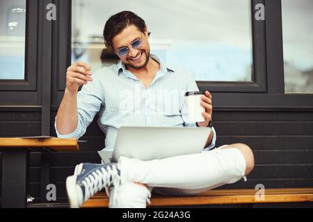 Beau barbu homme ayant une agréable conversation en ligne Banque D'Images