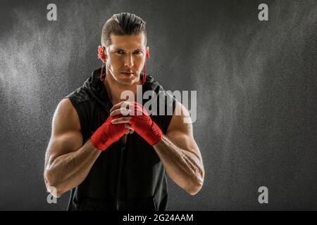 Portrait d'un homme musclé en gants de boxe Banque D'Images