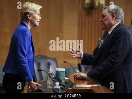 Washington, États-Unis. 08 juin 2021. Charles Rettig (R), commissaire du Service du revenu interne, s'entretient avec la sénatrice Elizabeth Warren, D-ma, avant de témoigner à une audience du Comité des finances du Sénat sur la demande de budget de l'IRS 2022 au Capitole des États-Unis à Washington, DC, le mardi 8 juin 2021. Photo de piscine par Evelyn Hockstein/UPI crédit: UPI/Alay Live News Banque D'Images