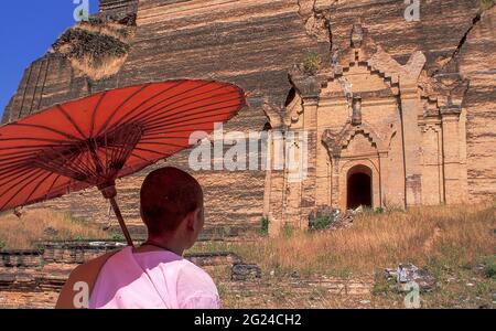 Myanmar, Mingun, Mandalay Division, une nonne bouddhiste devant le vieux temple bouddhiste ruiné par le tremblement de terre Banque D'Images