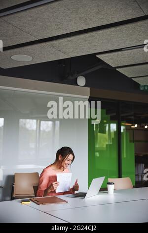 Jeune femme caucasienne attirante spécialiste du marketing Internet parlant avec un partenaire d'affaires Banque D'Images