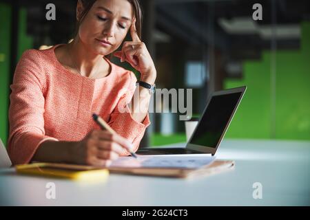 Jeune femme attirante et fatiguée analyste d'affaires avec des yeux proches s'inquiète de prendre des décisions difficiles Banque D'Images