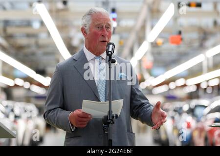 Le Prince de Galles s'exprime lors d'une visite à la MINI-usine d'Oxford pour célébrer la fabrication et l'innovation britanniques dans la production de véhicules électriques. Date de la photo: Mardi 8 juin 2021. Banque D'Images