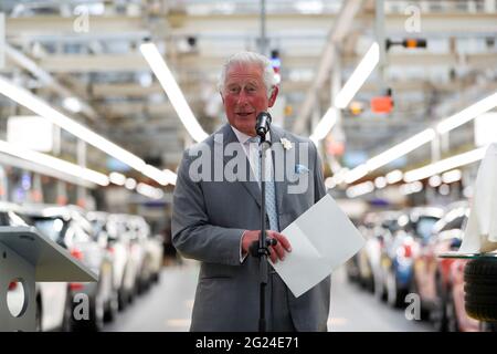 Le Prince de Galles s'exprime lors d'une visite à la MINI-usine d'Oxford pour célébrer la fabrication et l'innovation britanniques dans la production de véhicules électriques. Date de la photo: Mardi 8 juin 2021. Banque D'Images