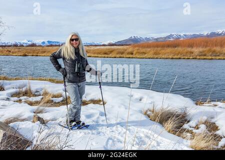 États-Unis, Idaho, Bellevue, femme sénior raquette à la réserve de Silver Creek Banque D'Images