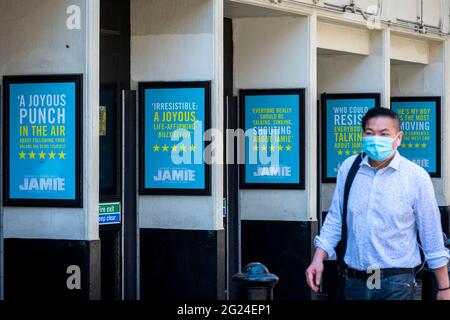 Londres, Royaume-Uni. 8 juin 2021. Panneaux indiquant Jamie au théâtre Apollo sur Shaftesbury Avenue. Bien que les théâtres du West End soient ouverts, ils ne sont autorisés à fonctionner qu'à une capacité de 50 % du public, sous réserve des restrictions actuelles. Les préoccupations se poursuivent quant à l'impact de la variante indienne sur le relâchement complet des restrictions de confinement le 21 juin. Credit: Stephen Chung / Alamy Live News Banque D'Images