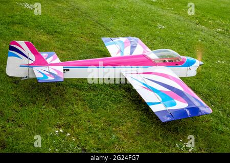 Un modèle radiocommandé qui roule sur une piste d'atterrissage en herbe près de York, dans le North Yorkshire, au Royaume-Uni Banque D'Images