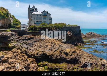 Belle plage du Port Vieux plage touristique dans la commune de Biarritz, France Banque D'Images