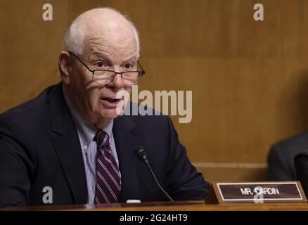 Washington, États-Unis. 08 juin 2021. Le sénateur Ben Cardin (D-MD) interroge le commissaire de l'Internal Revenue Service (IRS) Charles Rettig au cours d'un témoignage sur la proposition de budget de l'IRS pour l'exercice 2022 lors d'une audience du Comité des finances du Sénat au Capitole des États-Unis à Washington DC, le mardi 8 juin 2021. Photo de piscine par Evelyn Hockstein/UPI crédit: UPI/Alay Live News Banque D'Images