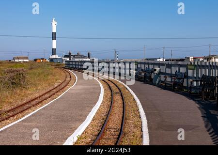 En attendant le dernier train pour arriver à la gare de Dungeness sur la voie étroite de la Romney, Hythe et Dymchurch Railway: RH&DR à la fin de l'af Banque D'Images