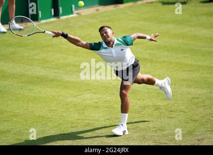 Jay Clarke en Grande-Bretagne en action contre Kevin Anderson en Afrique du Sud pendant le quatrième jour de l'Open de Viking au centre de tennis de Nottingham. Date de la photo: Mardi 8 juin 2021. Banque D'Images