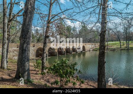 Pont en forme de sept arcades traversant le lac Byrd dans le parc national avec vue en angle au printemps, par une journée ensoleillée Banque D'Images