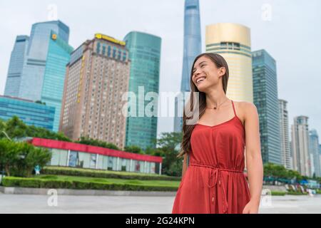 Femme chinoise asiatique marchant dans la ville de Shanghai Banque D'Images