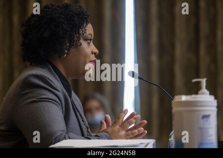 Washington, États-Unis. 08 juin 2021. Le directeur par intérim du Bureau de la gestion et du budget Shalanda Young témoigne de la proposition de budget du président Joe Biden pour l'exercice 2022 lors d'une audience du Sénat sur le budget au Capitole des États-Unis à Washington, DC, le mardi 8 juin 2021. Photo de piscine par Shawn Thew/UPI crédit: UPI/Alay Live News Banque D'Images