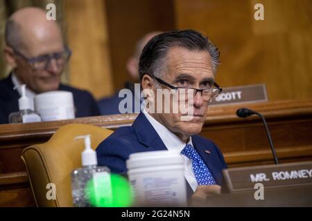 Washington, États-Unis. 08 juin 2021. Le sénateur Mitt Romney, de l'Utah, écoute en tant que directeur par intérim du Bureau de la gestion et du budget Shalanda Young témoigne lors d'une audience sur le budget du Sénat au Capitole des États-Unis à Washington DC, le mardi 8 juin 2021. Photo de piscine par Shawn Thew/UPI crédit: UPI/Alay Live News Banque D'Images