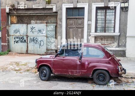 MONTEVIDEO, URUGUAY - 19 FÉVRIER 2015 : naufrage de l'ancienne voiture VW Beetle à Montevideo. Banque D'Images