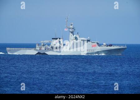 Le HMS Tamar, un navire de patrouille extracôtier de la Royal Navy du lot 2 au large de la côte de St Ives, devant le sommet du G7 à Cornwall. Date de la photo: Mardi 8 juin 2021. Banque D'Images