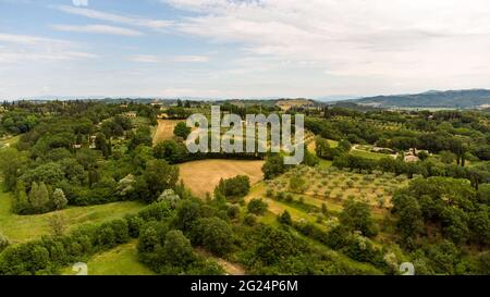 Une vue imprenable sur la campagne toscane avec ses couleurs printanières caractéristiques. Banque D'Images