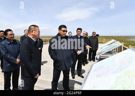 (210608) -- GANGCHA, 8 juin 2021 (Xinhua) -- le président chinois Xi Jinping, également secrétaire général du Comité central du Parti communiste de Chine et président de la Commission militaire centrale, est informé des efforts de protection de l'environnement dans les monts Qilian et le lac Qinghai, Et inspecte les réalisations accomplies dans le traitement complet des problèmes environnementaux et la protection de la biodiversité au lac, dans le comté de Gangcha de la préfecture autonome tibétaine de Haibei, dans la province de Qinghai, dans le nord-ouest de la Chine, le 8 juin 2021. Xi s'est rendu mardi dans le comté de Gangcha lors de sa visite d'inspection de Qingh Banque D'Images