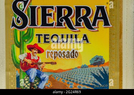 LONDRES, ROYAUME-UNI - 3 OCTOBRE 2020 gros plan sur la Sierra Tequila reposado, le genre d'alcool mûr originaire de la région de Jalisco en M. Banque D'Images