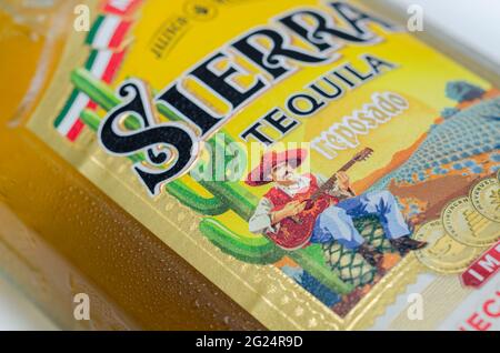 LONDRES, ROYAUME-UNI - 3 OCTOBRE 2020 gros plan sur la Sierra Tequila reposado, le genre d'alcool mûr originaire de la région de Jalisco en M. Banque D'Images
