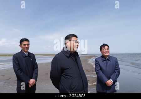 (210608) -- GANGCHA, 8 juin 2021 (Xinhua) -- le président chinois Xi Jinping, également secrétaire général du Comité central du Parti communiste de Chine et président de la Commission militaire centrale, est informé des efforts de protection de l'environnement dans les monts Qilian et le lac Qinghai, Et inspecte les réalisations accomplies dans le traitement complet des problèmes environnementaux et la protection de la biodiversité au lac, dans le comté de Gangcha de la préfecture autonome tibétaine de Haibei, dans la province de Qinghai, dans le nord-ouest de la Chine, le 8 juin 2021. Xi s'est rendu mardi dans le comté de Gangcha lors de sa visite d'inspection de Qingh Banque D'Images