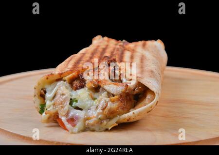 Sandwich Shawarma rouleau frais gyro de lavash (pain pita shawarma boeuf poulet) falafel RecipeTin Eatsfilled avec de la viande grillée, champignons, fromage. Trad Banque D'Images