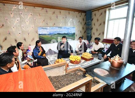 Gangcha, province chinoise de Qinghai. 8 juin 2021. Le président chinois Xi Jinping, également secrétaire général du Comité central du Parti communiste de Chine et président de la Commission militaire centrale, apprend la vie des résidents tibétains locaux en visitant un village du canton de Shaliuhe dans le comté de Gangcha de la préfecture tibétaine autonome de Haibei, dans la province de Qinghai, dans le nord-ouest de la Chine. 8 juin 2021. Xi s'est rendu mardi dans le comté de Gangcha lors de sa visite d'inspection dans la province de Qinghai. Crédit: XIE Huanchi/Xinhua/Alay Live News Banque D'Images