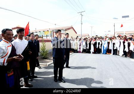 Gangcha, province chinoise de Qinghai. 8 juin 2021. Le président chinois Xi Jinping, également secrétaire général du Comité central du Parti communiste de Chine et président de la Commission militaire centrale, s'entretient avec les résidents tibétains locaux lors d'une visite d'un village du canton de Shaliuhe dans le comté de Gangcha de la préfecture autonome tibétaine de Haibei, dans le nord-ouest de la province de Qinghai en Chine, le 8 juin 2021. Xi s'est rendu mardi dans le comté de Gangcha lors de sa visite d'inspection dans la province de Qinghai. Credit: Li Xueren/Xinhua/Alay Live News Banque D'Images