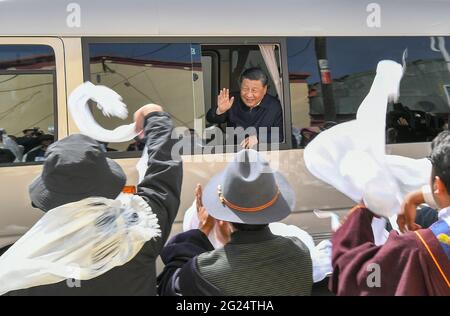 Gangcha, province chinoise de Qinghai. 8 juin 2021. Le président chinois Xi Jinping, également secrétaire général du Comité central du Parti communiste de Chine et président de la Commission militaire centrale, s'adresse aux résidents tibétains locaux après avoir visité un village du canton de Shaliuhe dans le comté de Gangcha de la préfecture autonome tibétaine de Haibei, dans le nord-ouest de la province de Qinghai, le 8 juin 2021. Xi s'est rendu mardi dans le comté de Gangcha lors de sa visite d'inspection dans la province de Qinghai. Crédit: XIE Huanchi/Xinhua/Alay Live News Banque D'Images