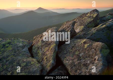 Soirée ensoleillée dans les montagnes. Magnifique paysage de montagne avec de grands rochers et une crête de montagne à l'arrière-plan. Carpathian montagnes, Mont Hoverl Banque D'Images
