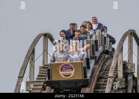 MegaFobia dans sa 20e année avec le train spécial Livery à Oakwood Theme Park pays de Galles Banque D'Images