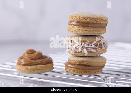 Gros plan de délicieux macarons de différents remplissages empilés sur une grille Banque D'Images