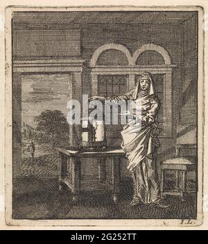 Femme met une lanterne brûlante sur une table; les landes. Banque D'Images