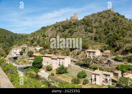 Vue sur le village de Lastours, Aude, et sur la colline au-delà des tours de Quertinheux et Surmédine Banque D'Images