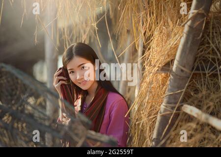 Portrait d'une belle femme sur une ferme, Thaïlande Banque D'Images