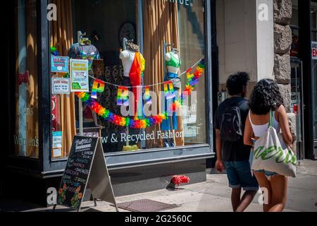 Le Buffalo Exchange de Greenwich Village, une chaîne de magasins d'occasion à New York le dimanche 6 juin 2021, est décoré pour la gay Pride. (© Richard B. Levine) Banque D'Images