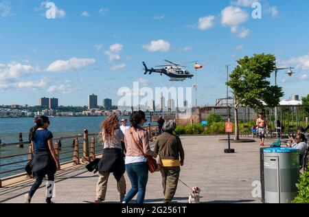Un hélicoptère NYPD atterrit à l'héliport de la 30e rue situé dans le parc de la rivière Hudson à New York le lundi 31 mai 2021. (© Richard B. Levine) Banque D'Images