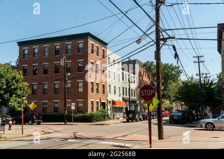 Vue sur la rue dans le quartier de Hamilton Park à Jersey City, New Jersey, le samedi 5 juin 2021. (© Richard B. Levine) Banque D'Images