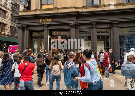 Des hordes de « têtes de potier » affluent vers l'ouverture officielle du magasin Harry Potter dans le quartier Flatiron de New York le jeudi 3 juin 2021. La Mecque de trois étages du « merch » de Potter est le plus grand magasin de détail Harry Potter au monde (© Richard B. Levine). Banque D'Images