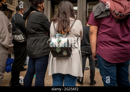 Des hordes de « têtes de potier » affluent vers l'ouverture officielle du magasin Harry Potter dans le quartier Flatiron de New York le jeudi 3 juin 2021. La Mecque de trois étages du « merch » de Potter est le plus grand magasin de détail Harry Potter au monde (© Richard B. Levine). Banque D'Images