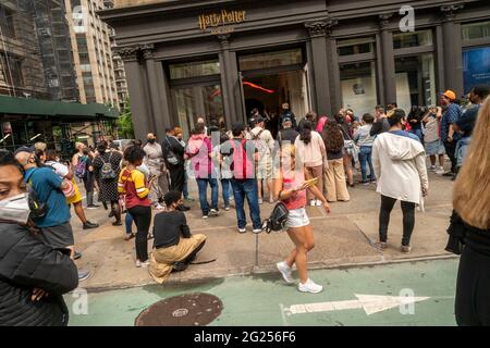 Des hordes de « têtes de potier » affluent vers l'ouverture officielle du magasin Harry Potter dans le quartier Flatiron de New York le jeudi 3 juin 2021. La Mecque de trois étages du « merch » de Potter est le plus grand magasin de détail Harry Potter au monde (© Richard B. Levine). Banque D'Images