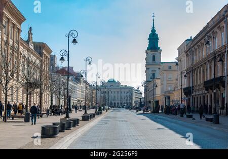 Une photo de la rue Krakowskie Przedmieście, à Varsovie. Banque D'Images