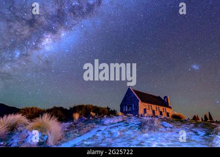 Milky Way au-dessus de l'église du bon Berger sur les rives du lac Tekapo, Île du Sud, Nouvelle-Zélande Banque D'Images