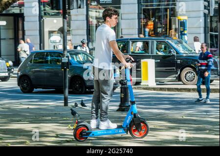 Londres, Royaume-Uni. 8 juin 2021. Beaucoup continuent à enfreindre les règles en roulant sur la chaussée ou à traverser des piétons - des scooters électriques (e-trottinettes) sont maintenant disponibles à la location dans un petit nombre de quartiers de Londres. C'est la seule façon de conduire légalement un e-scooter sur la voie publique ou dans d'autres lieux publics de Londres. La location de trottinettes électroniques est assurée par trois opérateurs différents : Dott, Lime et TIER. Pour louer un e-scooter, les utilisateurs doivent : télécharger l'application de l'opérateur choisi, terminer le processus d'inscription, y compris vérifier votre âge et votre permis de conduire, et compléter les stages obligatoires dans l'application Banque D'Images