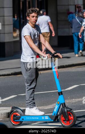 Londres, Royaume-Uni. 8 juin 2021. Beaucoup continuent à enfreindre les règles en roulant sur la chaussée ou à traverser des piétons - des scooters électriques (e-trottinettes) sont maintenant disponibles à la location dans un petit nombre de quartiers de Londres. C'est la seule façon de conduire légalement un e-scooter sur la voie publique ou dans d'autres lieux publics de Londres. La location de trottinettes électroniques est assurée par trois opérateurs différents : Dott, Lime et TIER. Pour louer un e-scooter, les utilisateurs doivent : télécharger l'application de l'opérateur choisi, terminer le processus d'inscription, y compris vérifier votre âge et votre permis de conduire, et compléter les stages obligatoires dans l'application Banque D'Images