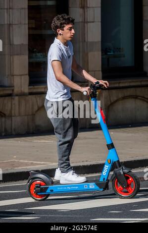 Londres, Royaume-Uni. 8 juin 2021. Beaucoup continuent à enfreindre les règles en roulant sur la chaussée ou à traverser des piétons - des scooters électriques (e-trottinettes) sont maintenant disponibles à la location dans un petit nombre de quartiers de Londres. C'est la seule façon de conduire légalement un e-scooter sur la voie publique ou dans d'autres lieux publics de Londres. La location de trottinettes électroniques est assurée par trois opérateurs différents : Dott, Lime et TIER. Pour louer un e-scooter, les utilisateurs doivent : télécharger l'application de l'opérateur choisi, terminer le processus d'inscription, y compris vérifier votre âge et votre permis de conduire, et compléter les stages obligatoires dans l'application Banque D'Images